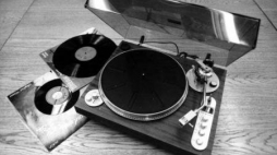Gramofon stereofoniczny “Adam” wyprodukowany przez Łódzkie Zakłady Radiowe “Fonica”. Fot. PAP/A. Zbraniecki
