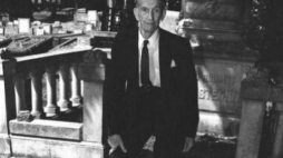 Jan Karski na Cmentarzu Żydowskim przy ul. Brackiej w Łodzi. 1996 r. Fot. PAP/C. Pecold