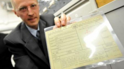  Janusz Piwowar z Centrum Udzielania Informacji o Ofiarach II Wojny Światowej. Fot. PAP