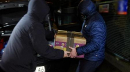 Policja wynosi materiały z domu W. Jaruzelskiego. Fot. PAP/T. Gzell