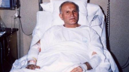 Papież Jan Paweł II w szpitalu po zamachu na jego życie. Lipiec, 1981. Fot. EPA/ANSA