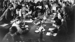 Feldmarszałek Wilhelm Keitel podpisuje akt bezwarunkowej kapitulacji Niemiec. Berlin, 1945.05.08. Fot. PAP/CAF/APN 