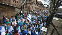 Marsz Żywych z b. niemieckiego obozu Auschwitz I do Auschwitz II-Birkenau. 16.04.2015. Fot. PAP/S. Rozpędzik
