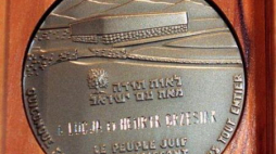 Medal "Sprawiedliwy wśród Narodów Świata". Fot. PAP/T. Gzell