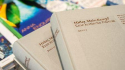 Wydanie krytyczne „Mein Kampf” Hitlera. Fot. PAP/EPA