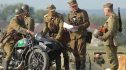 Inscenizacja bitwy pod Mławą z września 1939 r. Uniszki Zawadzkie, 31.08.2013. Fot. PAP/T. Waszczuk