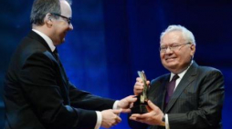 Prof. Thomas Buergenthal odebrał nagrodę im. Pawła Włodkowica, którą wręczył RPO Adam Bodnar. Fot. PAP/J. Turczyk