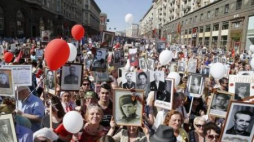 Pochód "Nieśmiertelnego Pułku" w Moskwie. Fot. PAP/EPA
