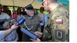 Andrzej Kiszka ps. Dąb z żoną Mirosławą i płk Tomasz Piotrowski. Fot. PAP/M. Bielecki