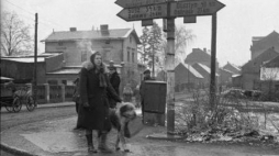 Kobieta na spacerze w Morągu 1948 r. Fot. PAP