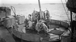 Załoga ORP "Piorun". 1940 r. Źródło: Wikimedia Commons/Imperial War Museums