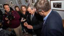Wicepemier, minister kultury Piotr Gliński przekazuje legitymację „Solidarności”. Fot. MHP/Magdalena Głowacka