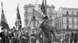 Wspólna parada koalicjantów, od lewej poczty sztandarowe: Francji, Wielkiej Brytanii, Polski i USA – Algier, 28 III 1944