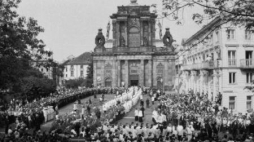 Uroczystości pogrzebowe kard. Stefana Wyszyńskiego;kondukt żałobny przed kościołem pokarmelickim. Fot. PAP/CAF/T.Walczak