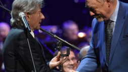 Roman Polański (L) odbiera z rąk prezydenta Krakowa Jacka Majchrowskiego odznakę 50-lecia SFP. Fot. PAP/J. Bednarczyk 