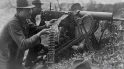 III powstanie śląskie - powstańczy ciężki karabin maszynowy Maxim wz. 1908 w akcji nad Odrą. Źródło: NAC