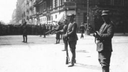 Przewrót majowy - posterunek wojskowy na rogu ulic Marszałkowskiej i Nowogrodzkiej. Warszawa, maj 1926 r. Fot. NAC