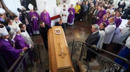 Trumna z ciałem abp. seniora T. Gocłowskiego przenoszona jest do Krypty Biskupów Gdańskich. Fot. PAP/A. Warżawa