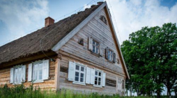 Budowa wsi olęderskich osadników  z przełomu XIX i XX w. w Olęderskim Parku Etnograficznym. Fot. PAP/T. Żmijewski 