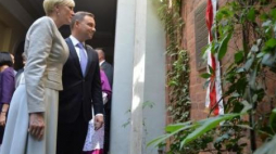 Uroczystość odsłonięcia tablicy upamiętniającej Lucjana i Annę "Lone" Masłochów. Fot. PAP/J. Turczyk