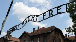 Napis „Arbeit macht frei” nad bramą wjazdową do niemieckiego obozu Auschwitz. Fot. PAP/J. Bednarczyk