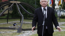 Prezes PiS podczas uroczystości przed pomnikiem Ofiar Wielkiej Synagogi w Białymstoku. 27.06.2016. Fot. PAP/A. Reszko