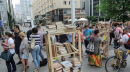 Akcja czytania zorganizowana w ramach Big Book Festivalu. 2015 r. Fot. PAP/M. Obara 