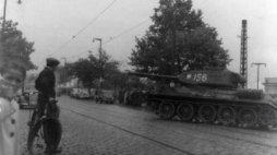 Poznański Czerwiec 1956 - czołgi przed dworcem głównym PKP. Źródło: IPN