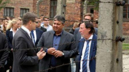 Wicekanclerz Sigmar Gabriel (C) podczs wizyty w b. niemieckim obozie zagłady Auschwitz-Birkenau. Fot. PAP/S. Rozpędzik