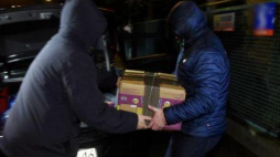 Policjanci i prokuratorzy wynoszą dokumenty z domu Wojciecha Jaruzelskiego w stolicy. 29.02.2016. Fot. PAP/R. Pietruszka