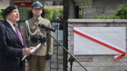 Mjr Z. Mieczkowski podczas odsłonięcia pamiątkowej tablicy poświęconej gen. K. Rudnickiemu. Fot. PAP/P. SupernakSu
