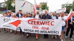 Prezydent Poznania Jacek Jaśkowiak(4P), lider KOD Mateusz Kijowski(C) podczas marszu w Poznaniu. Fot. PAP/J. Kaczmarczyk