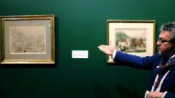 Dyr. Leszek Jodliński obok obrazu i szkicu do obrazu “Nauka polowania z sokołem” Juliusza Kossaka. Fot. PAP/A. Grygiel