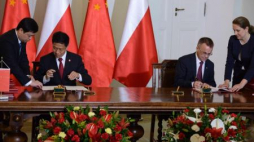Wiceminister kultury Jarosław Sellin (P) i ambasador Chin Xu Jian podpisują protokołu ws. współpracy. Fot. PAP/J.Turczyk
