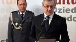 Uroczystość wręczenie odznak Zasłużony dla Kultury Polskiej funkcjonariuszom stołecznej policji. Fot. PAP/R. Pietruszka