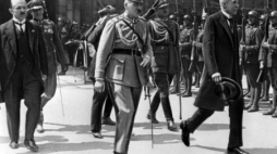 Ignacy Mościcki, Marszałek Józef Piłsudski i premier Kazimierz Bartel przybywają na Zamek Królewski. Fot PAP/Reprodukcja