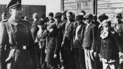 Apel w obozie dla polskich dzieci w Łodzi. Fot. NAC. Źródło: Wikimedia Commons