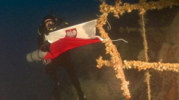Polska bandera znów na ORP "Kujawiak". Fot. Stowarzyszenie Wyprawy Wrakowe