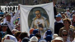 Pielgrzymi z portretem błogosławionego Stanisława Papczyńskiego na Placu św. Piotra w Watykanie. Fot. PAP/R. Pietruszka