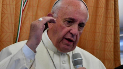 Papież Franciszek podczas konferencji prasowej w samolocie w drodze powrotnej z Armenii. Fot. PAP/EPA