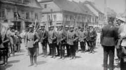 III powstanie śląskie - pododdział powstańczy w Rybniku; widoczni ochotnicy z karabinami. 1921 r. Fot. NAC