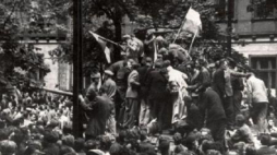 Poznański Czerwiec'56 - demonstranci na czołgu. 28.06.1956. Źródło: IPN