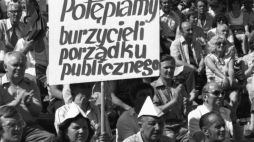 Propagandowy wiec zorganizowany przez władze w reakcji na wydarzenia w Radomiu i Ursusie. Fot. PAP/CAF/J. Undro  