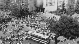 Radomski Czerwiec 1976 - protestujący przed budynkiem KW PZPR. Fot. PAP/CAF/Reprodukcja