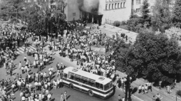 Radomski Czerwiec 1976 - protestujący przed budynkiem KW PZPR. Fot. PAP/CAF/Reprodukcja
