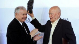 Jarosław Marek Rymkiewicz odebrał z rąk Jarosława Kaczyńskiego Nagrodę im. prezydenta Lecha Kaczyńskiego. Fot. PAP/R.Guz