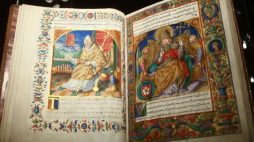 Żywoty arcybiskupów gnieźnieńskich Jana Długosza na wystawie “Sacrum Poloniae Iubileum 966-2016”. Fot. PAP/L. Szymański 