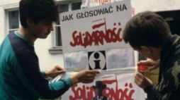 Wybory do Sejmu i Senatu, punkt wyborczy przy ul. Wyspiańskiego na Żoliborzu. Warszawa, 04.06.1989. Fot. PAP/J. Morek