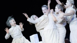Aktorzy Warszawskiego Centrum Pantomimy podczas próby w Scenie na Woli Teatru Dramatycznego. Fot. PAP/J. Turczyk 
