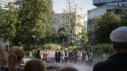 Spektakl Teatru Żydowskiego „Skrzypek na dachu” w plenerze, na pl. Grzybowskim. Warszawa, 9.6.2016. Fot. PAP/P. Supernak